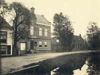 13216 Gezicht op de voorgevel van het gemeentehuis (Rijksstraatweg 77) te Baambrugge (gemeente Abcoude-Baambrugge).